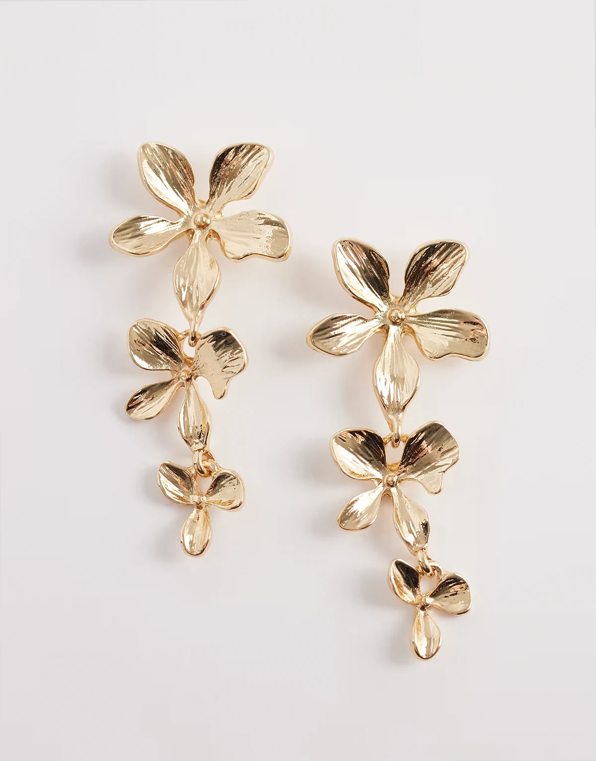 – Długie kolczyki w kształcie kwiatów w złotym kolorze