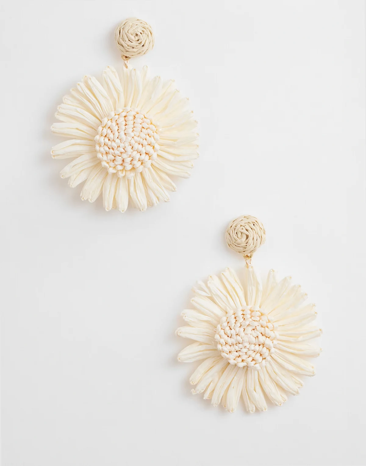 – Kremowe, długie kolczyki z fakturowanymi kwiatkami