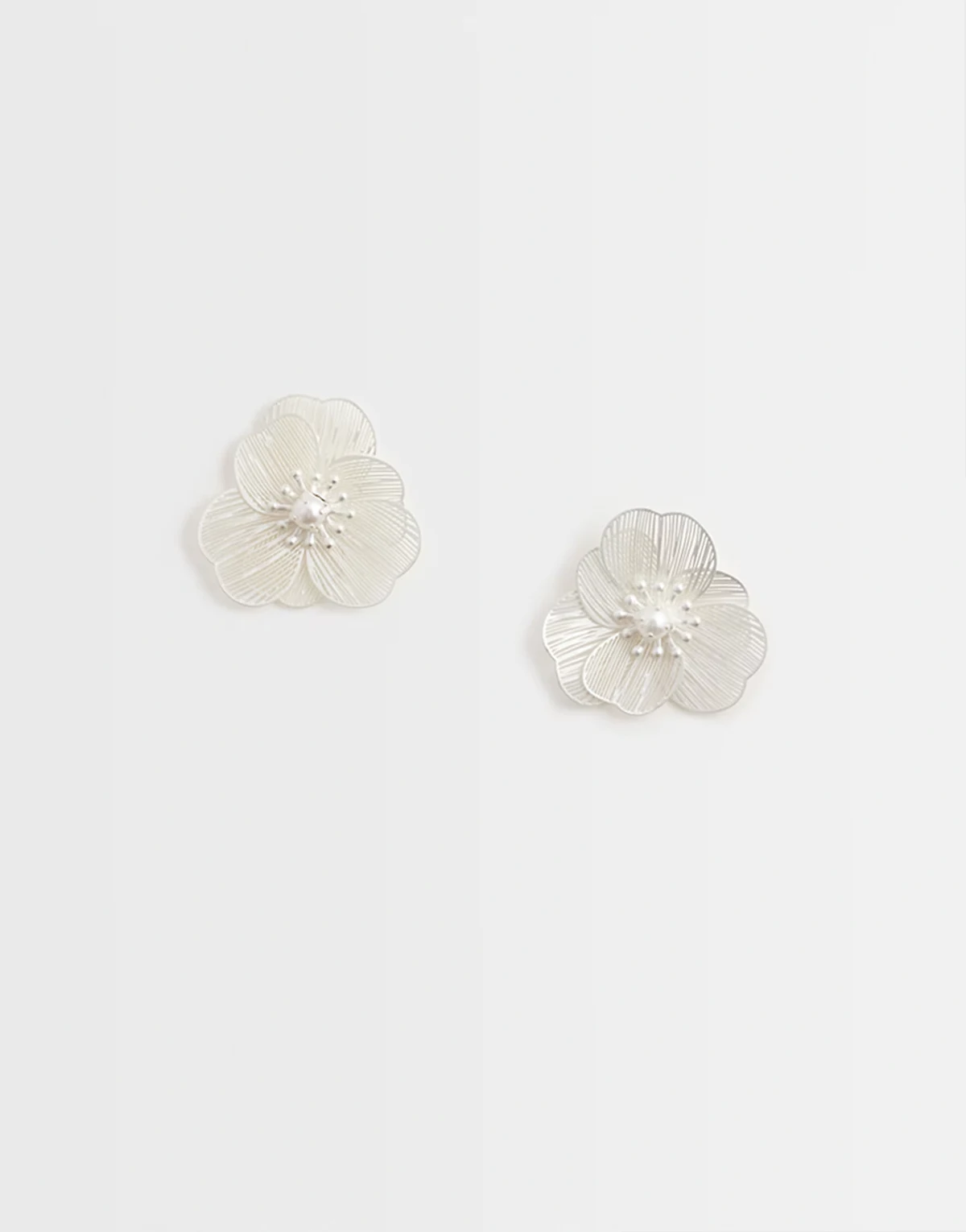 – Małe kolczyki wkrętki w kształcie drucianych kwiatków w kolorze kości słoniowej