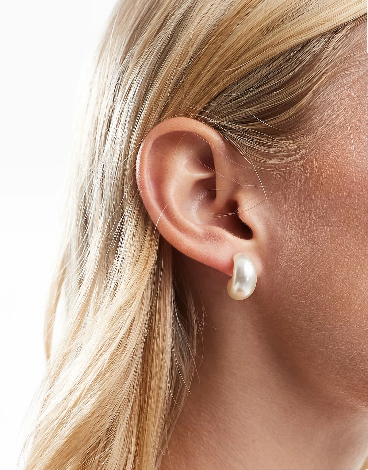 – Bauchige Creolen in weißer Perlenoptik