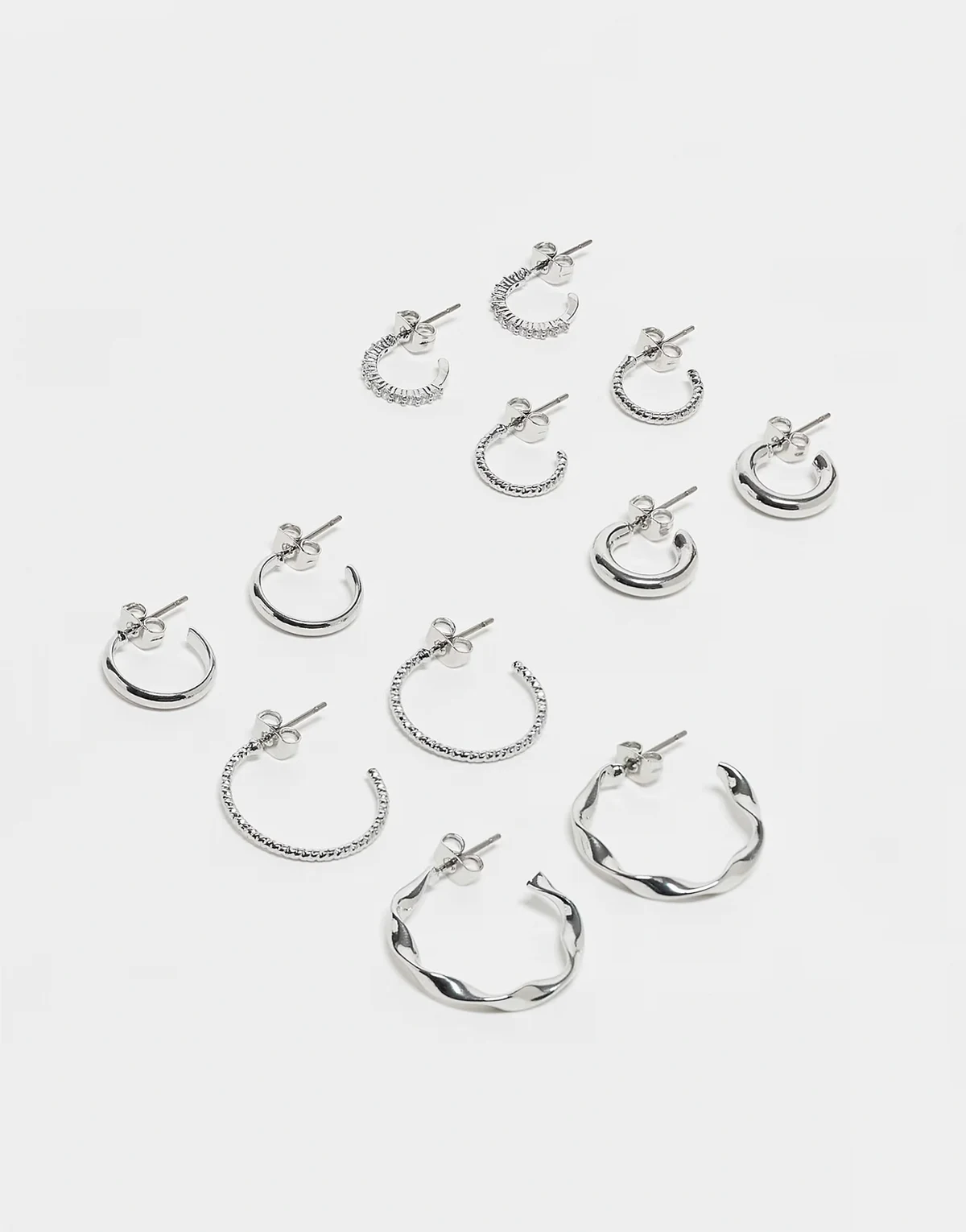 – Zestaw 6 par kolczyków w kolorze srebra o różnych wzorach