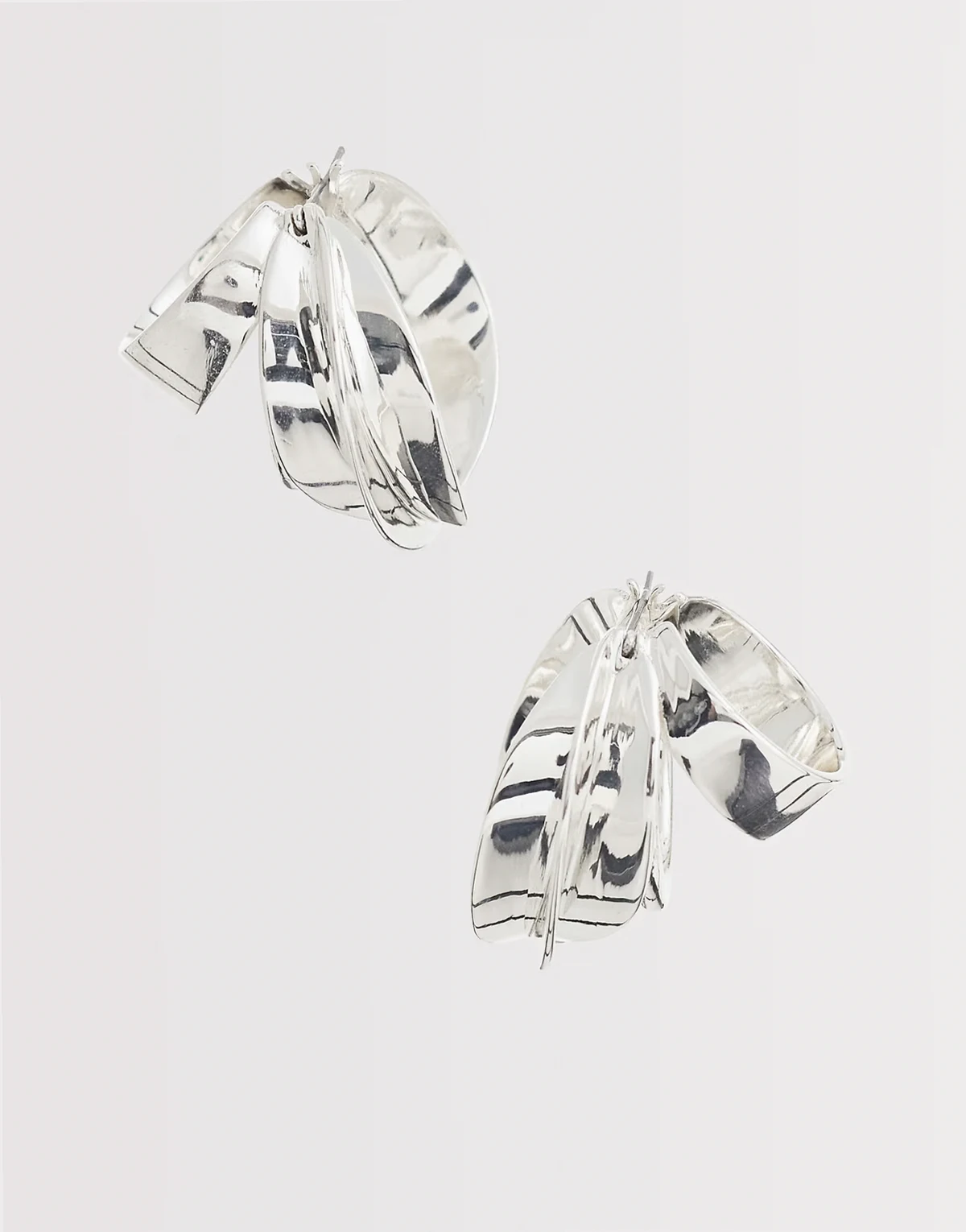 – Luxuriöse, große Creolen in Silberoptik mit Wirbel-Design