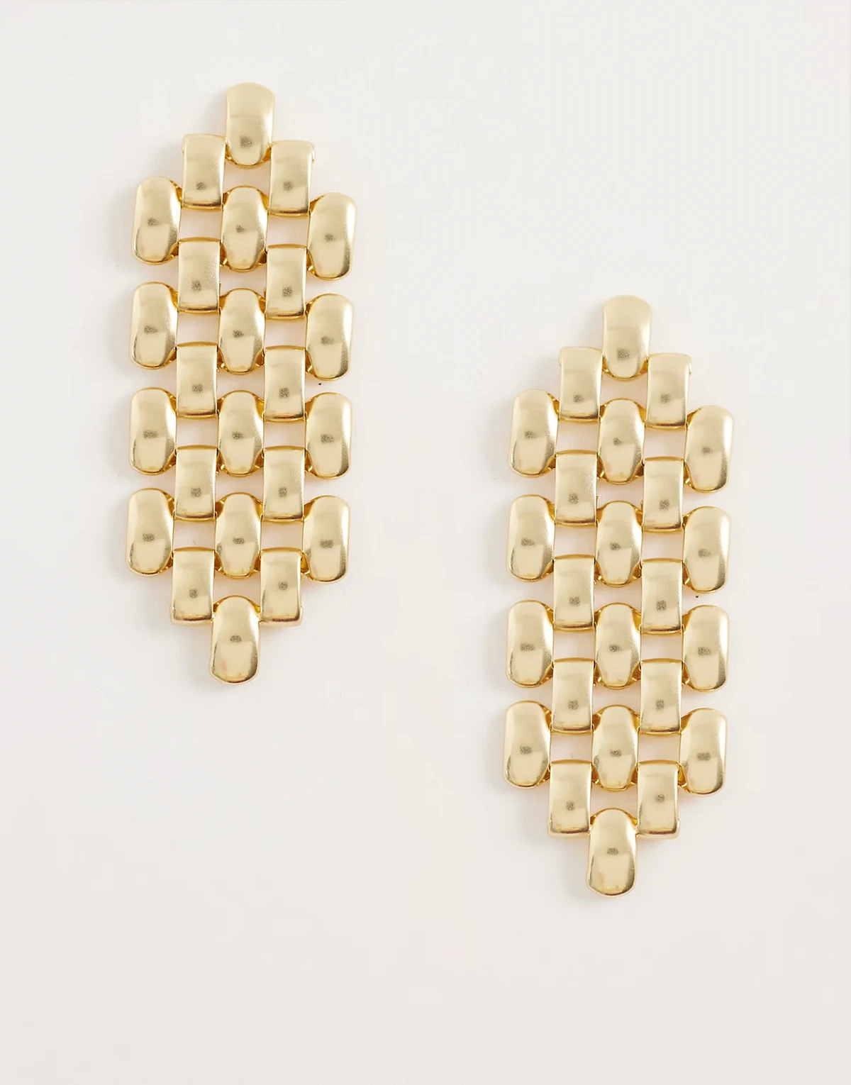 – Goldfarbene Hängeohrringe mit geometrischem Design