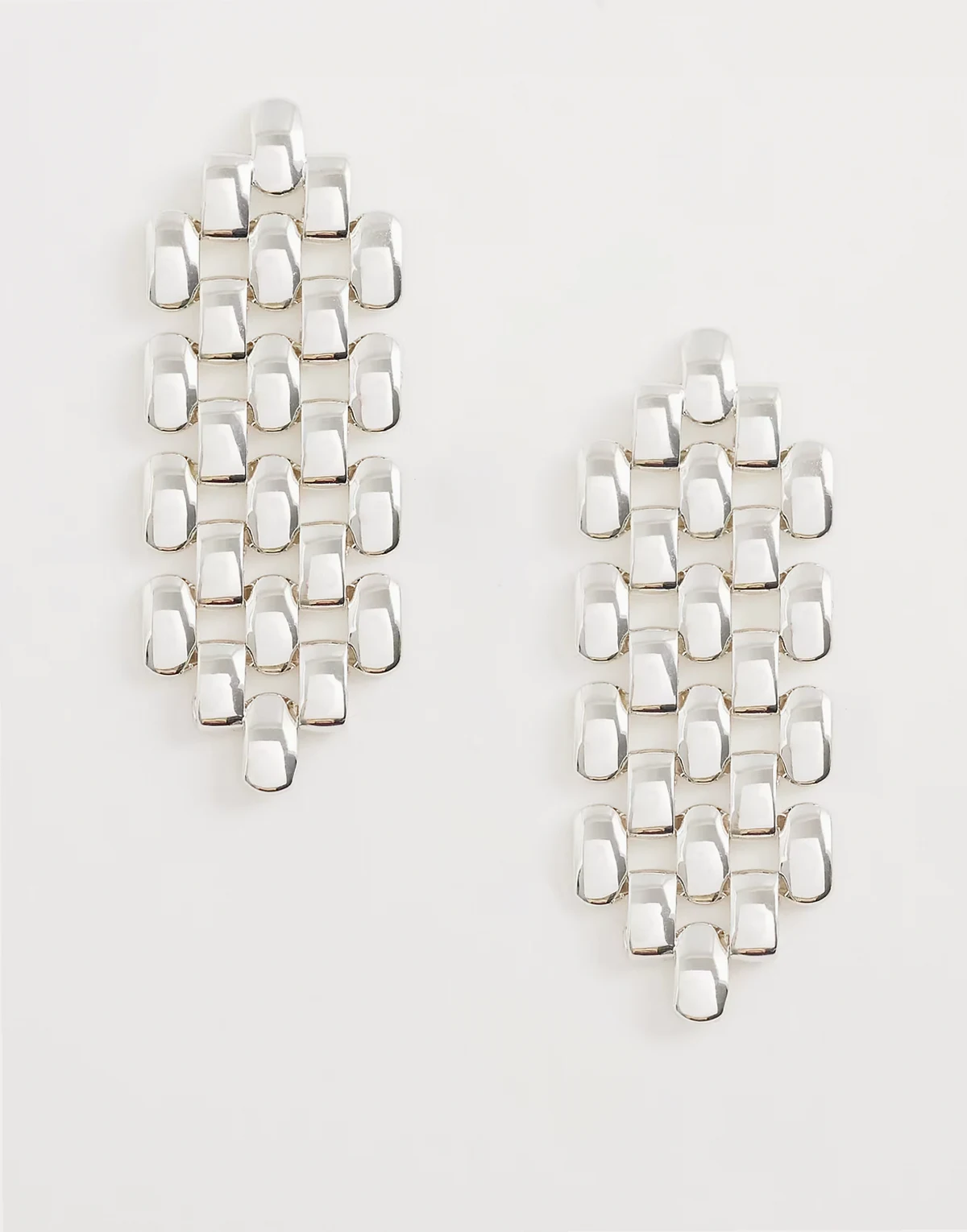 – Geometrische Hängeohrringe in Silberoptik