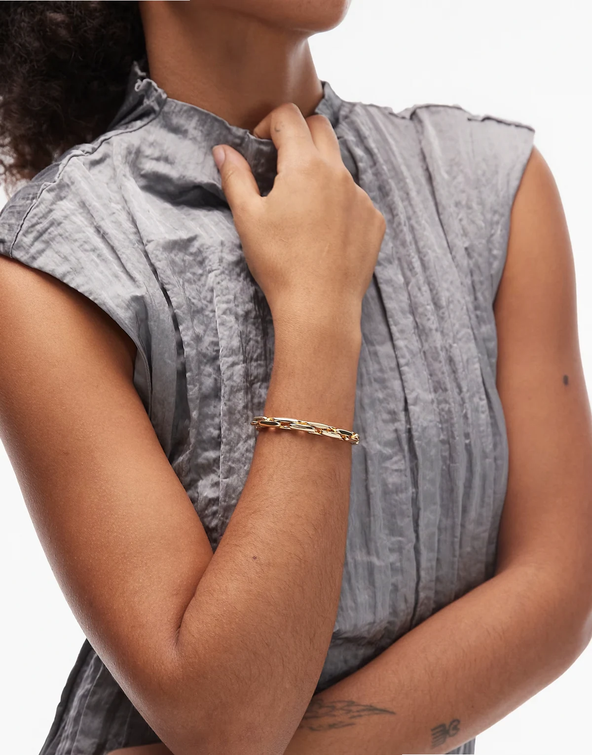 – Gruba bransoletka łańcuszkowa z masywnymi ogniwami w kolorze złota