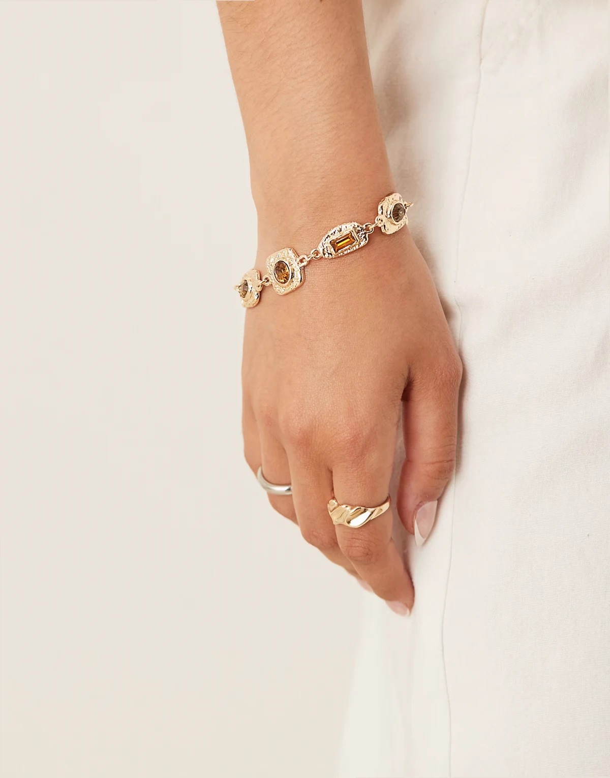 – Bransoletka w stylu vintage w złotym odcieniu z kamieniami z tworzywa