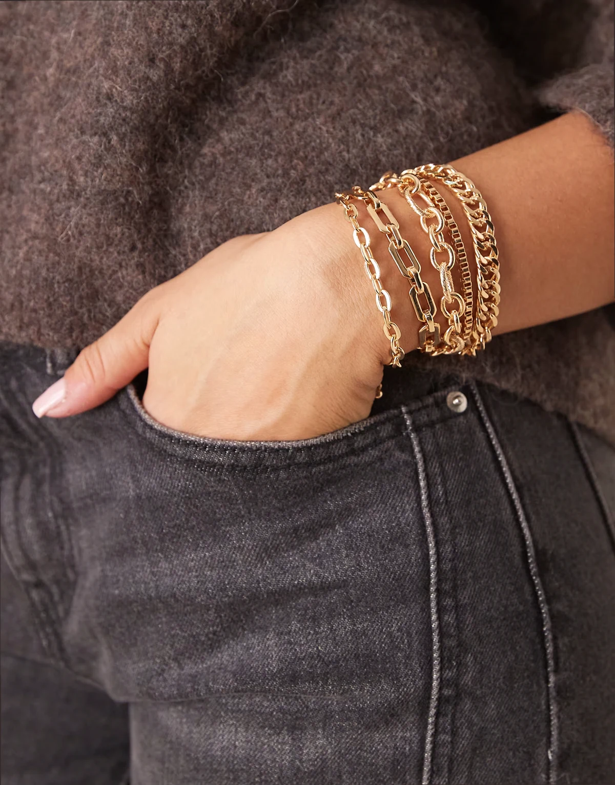 – Zestaw 5 bransoletek z różnych łańcuszków w kolorze złota