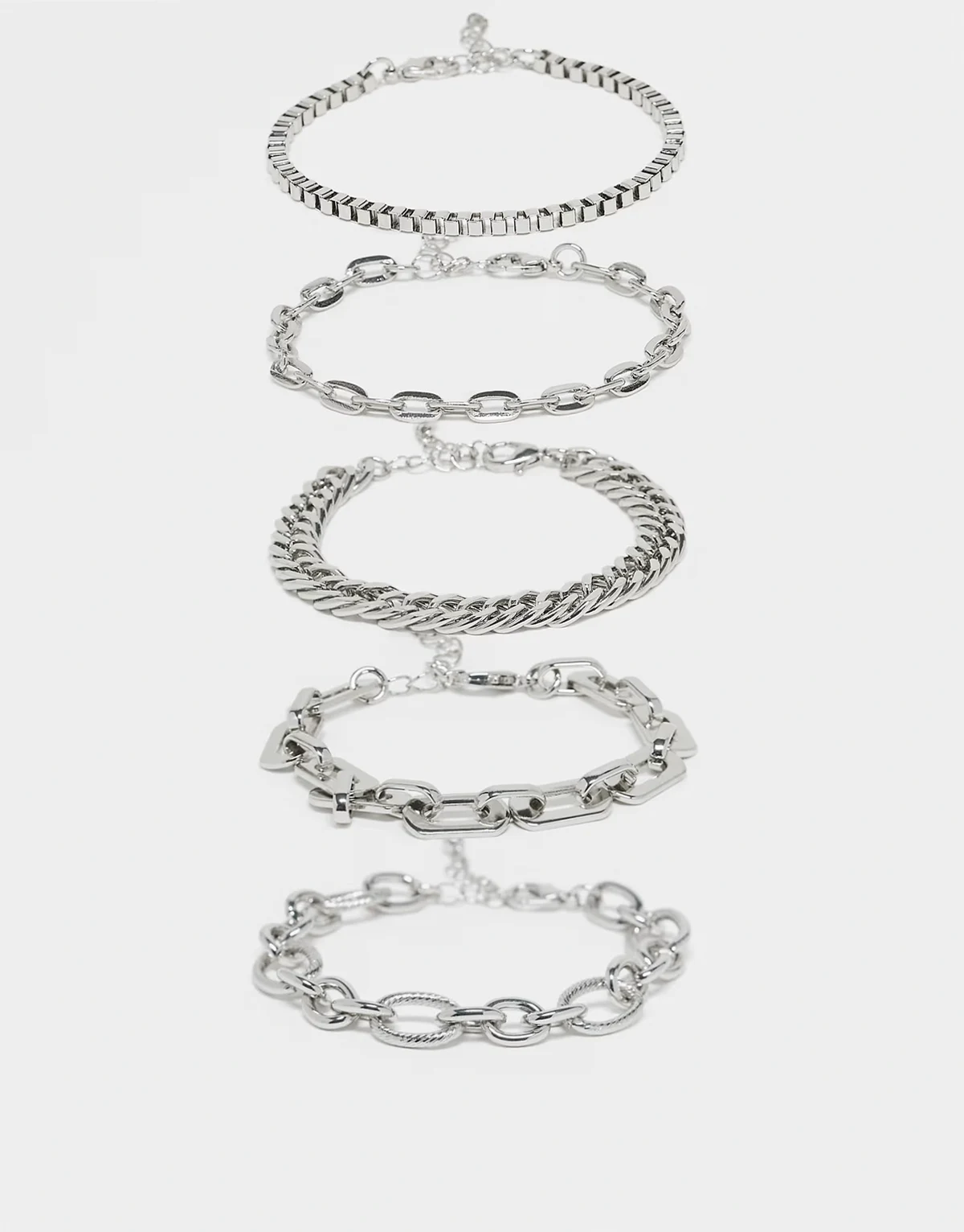 – Zestaw 5 bransoletek z różnych łańcuszków w kolorze srebra