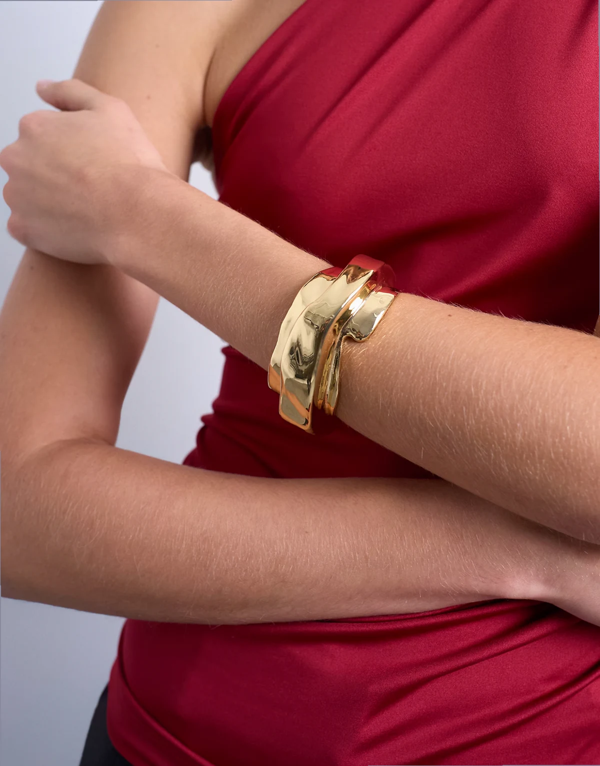 – Brena – Asymetryczna bransoleta w odcieniu złota