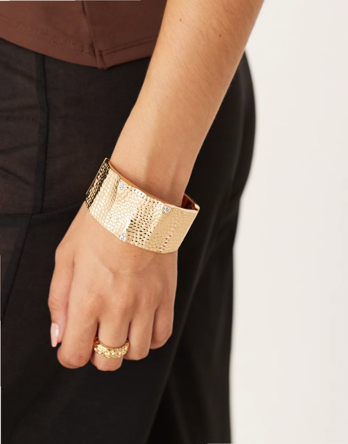 – Młotkowana bransoleta w kolorze złota