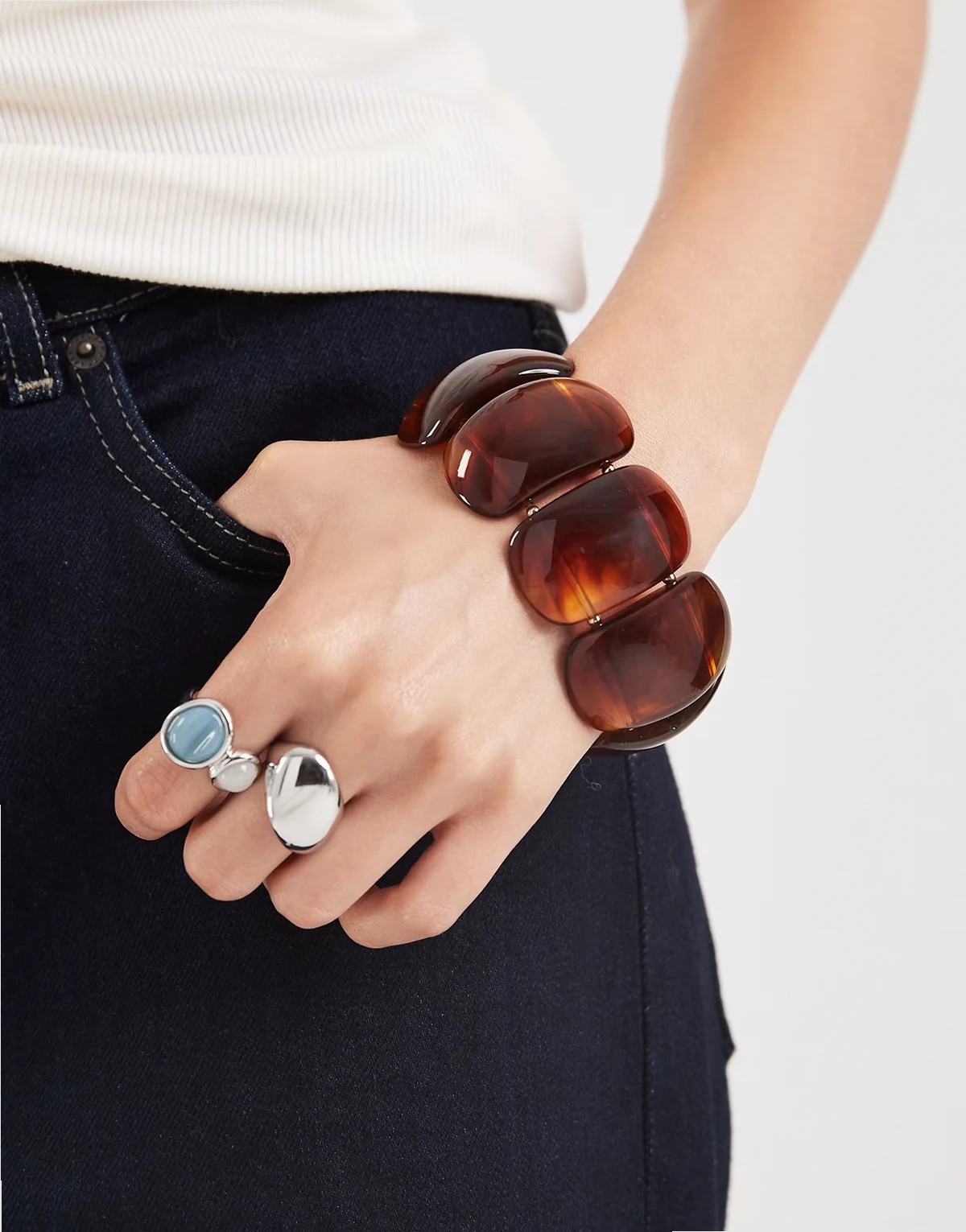 – Gruba rozciągliwa bransoletka szylkretowa