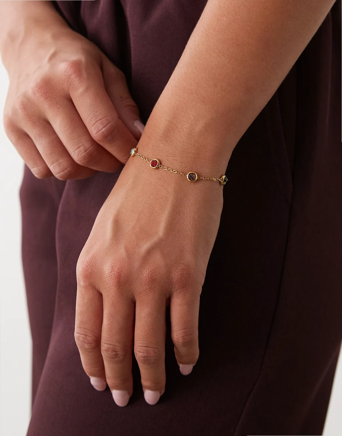 – Bransoletka łańcuszkowa ze stali nierdzewnej w odcieniu złota z kamieniami