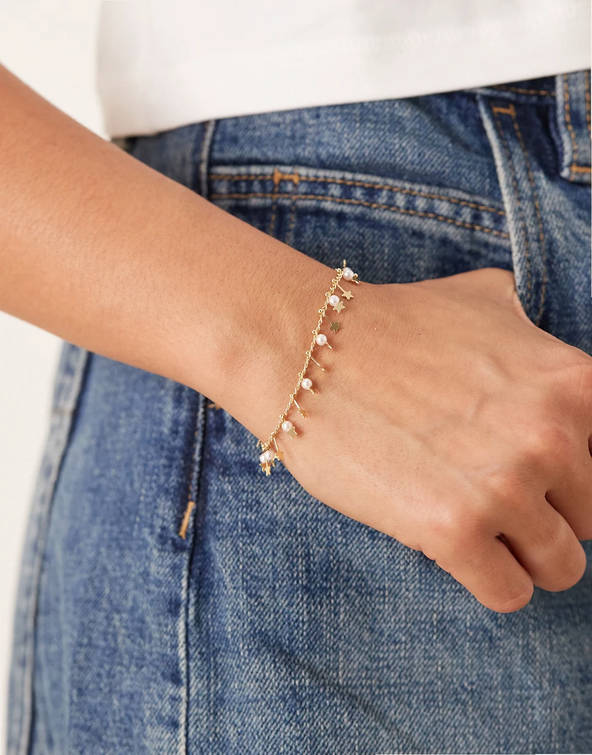 – Bransoletka z cienkiego łańcuszka w kolorze złota z gwiazdeczkami i sztucznymi perełkami