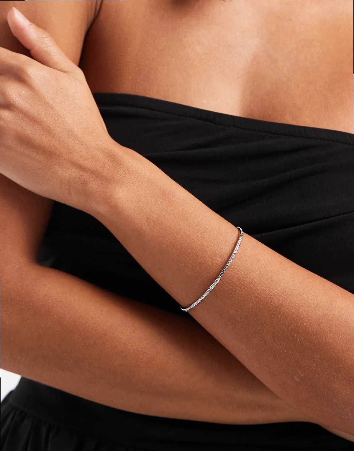 – Regulowana bransoletka przyjaźni w odcieniu srebra z połyskującymi kryształkami