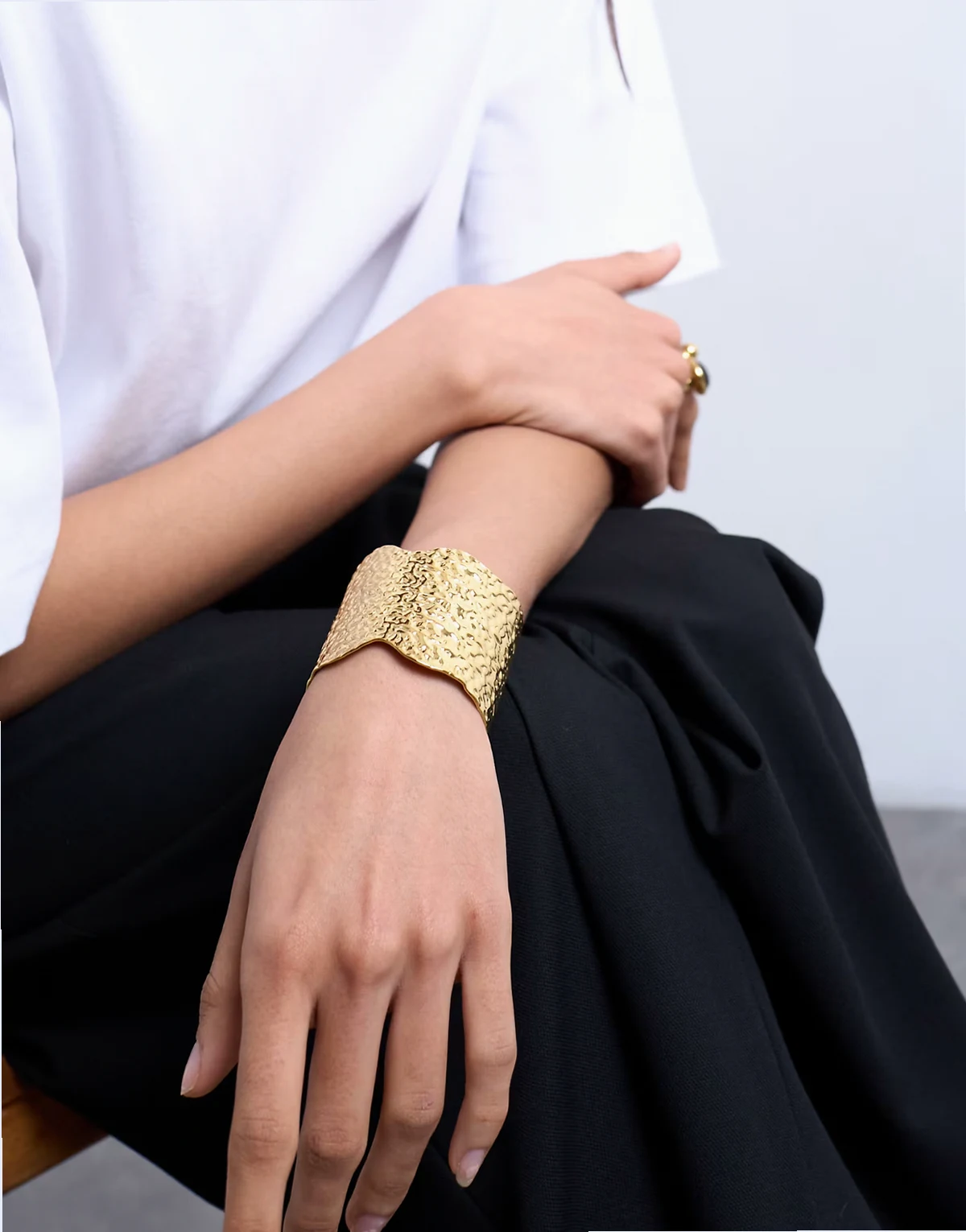 – Bala – Szeroka bransoletka ze stali nierdzewnej z efektem młotkowania w złotym kolorze