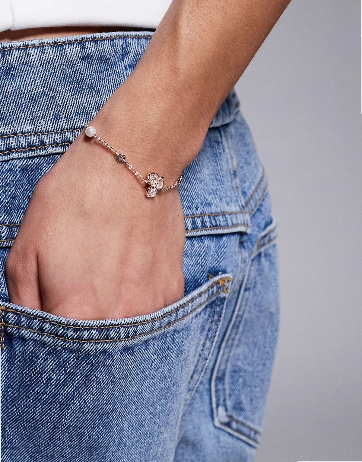 – Sollana – Zdobiona bransoletka w kolorze różowego złota z koniczynką