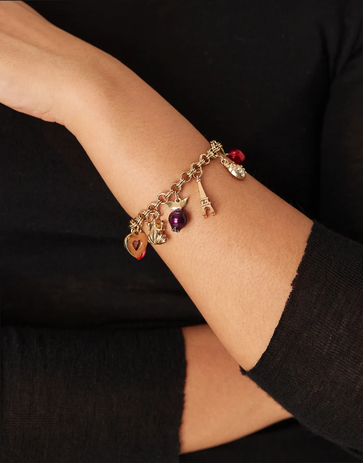 – Bransoletka w złotym kolorze z kolorowymi przywieszkami