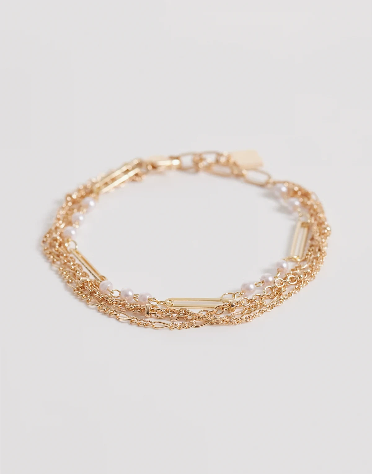 – Wielorzędowa bransoletka łańcuszkowa w kolorze złota ze sztucznymi perłami