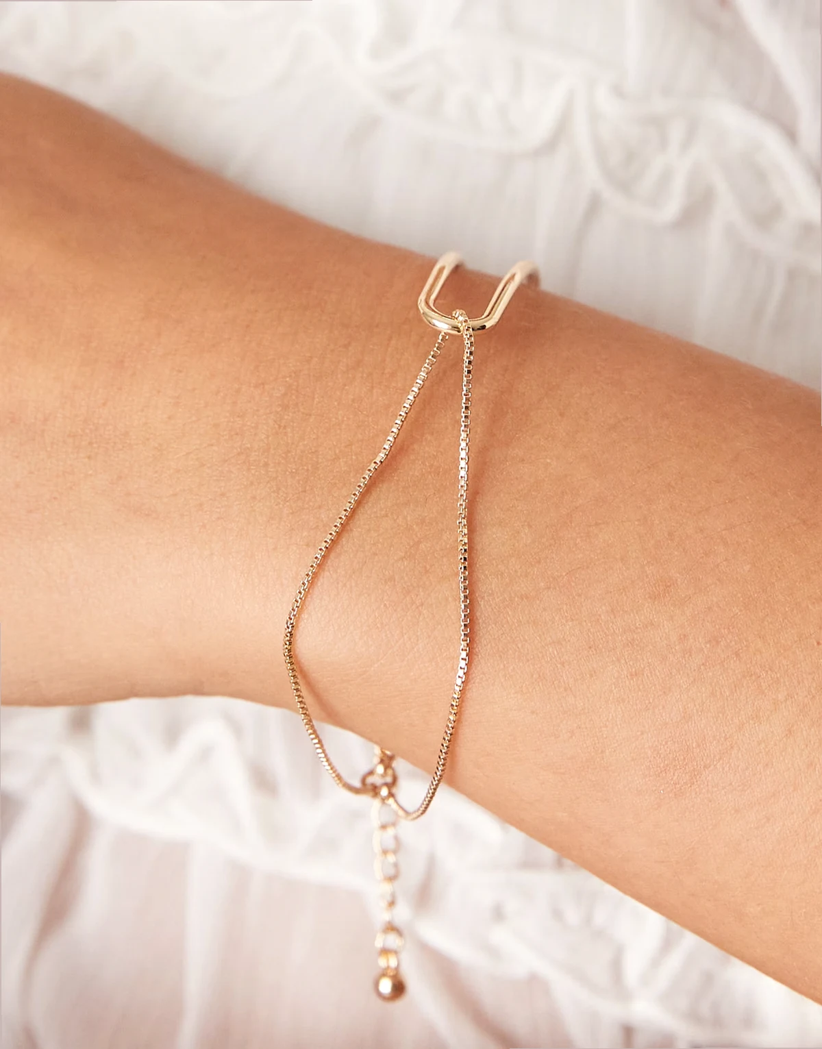 – Bransoletka mankiet z łańcuszkiem w odcieniu złota