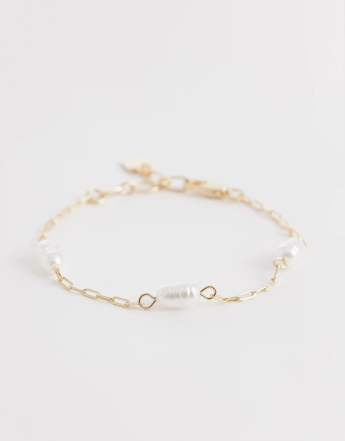 – Goldfarbene Armbänder im Kunstperlen-Design im Zweierpack