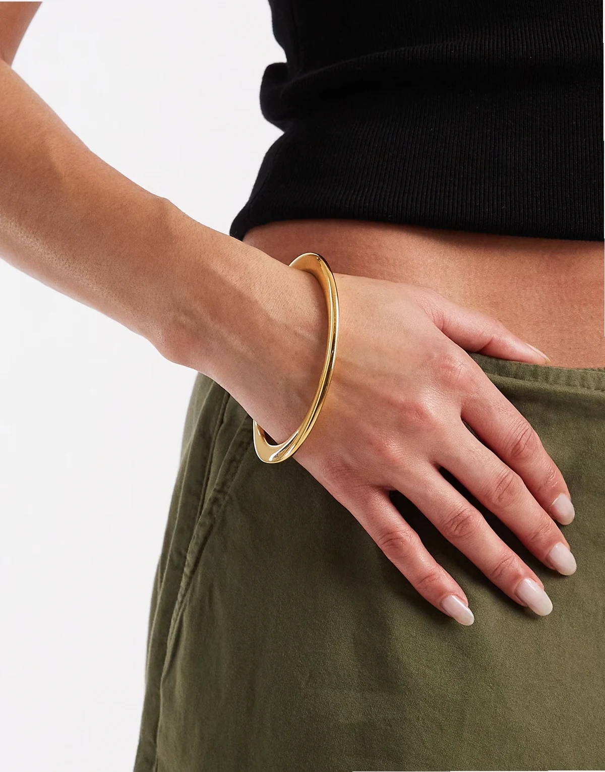 – Owalna bransoleta z wodoodpornej stali nierdzewnej w odcieniu złota