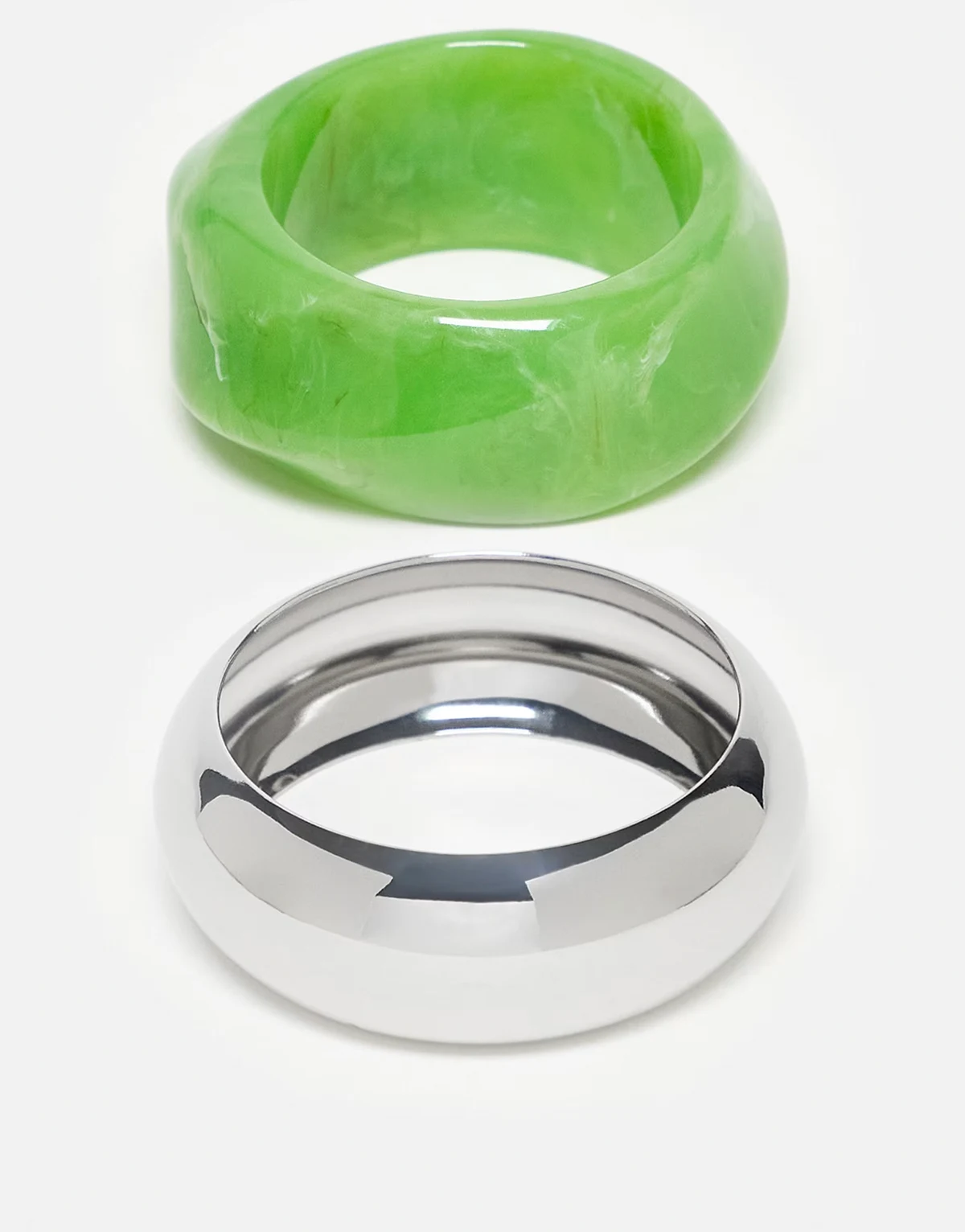 – Zestaw 2 bransolet z tworzywa w kolorze zielonym i srebrnym