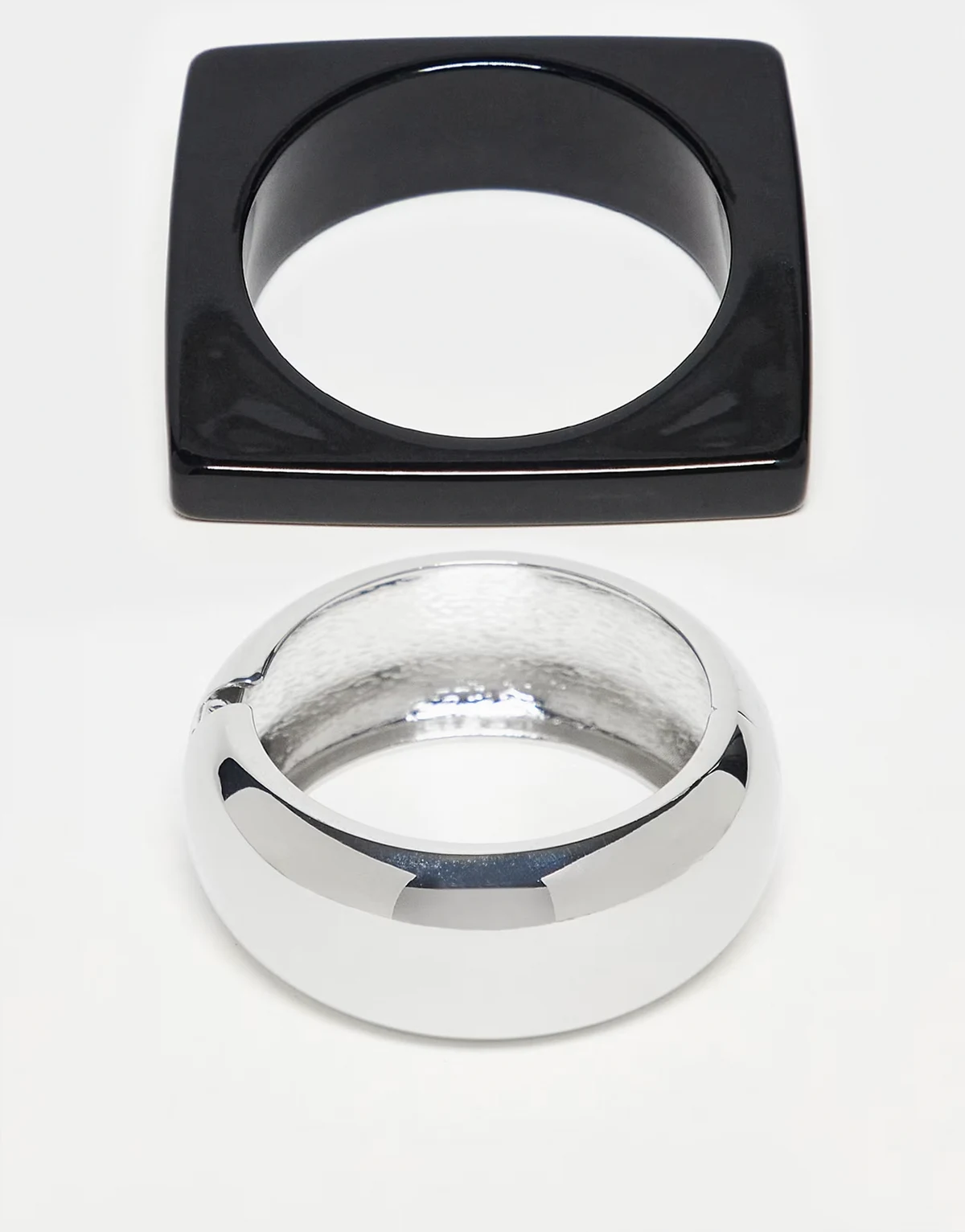 – Zestaw 2 bransoletek w kwadratowym kształcie w kolorze czarnym i białym