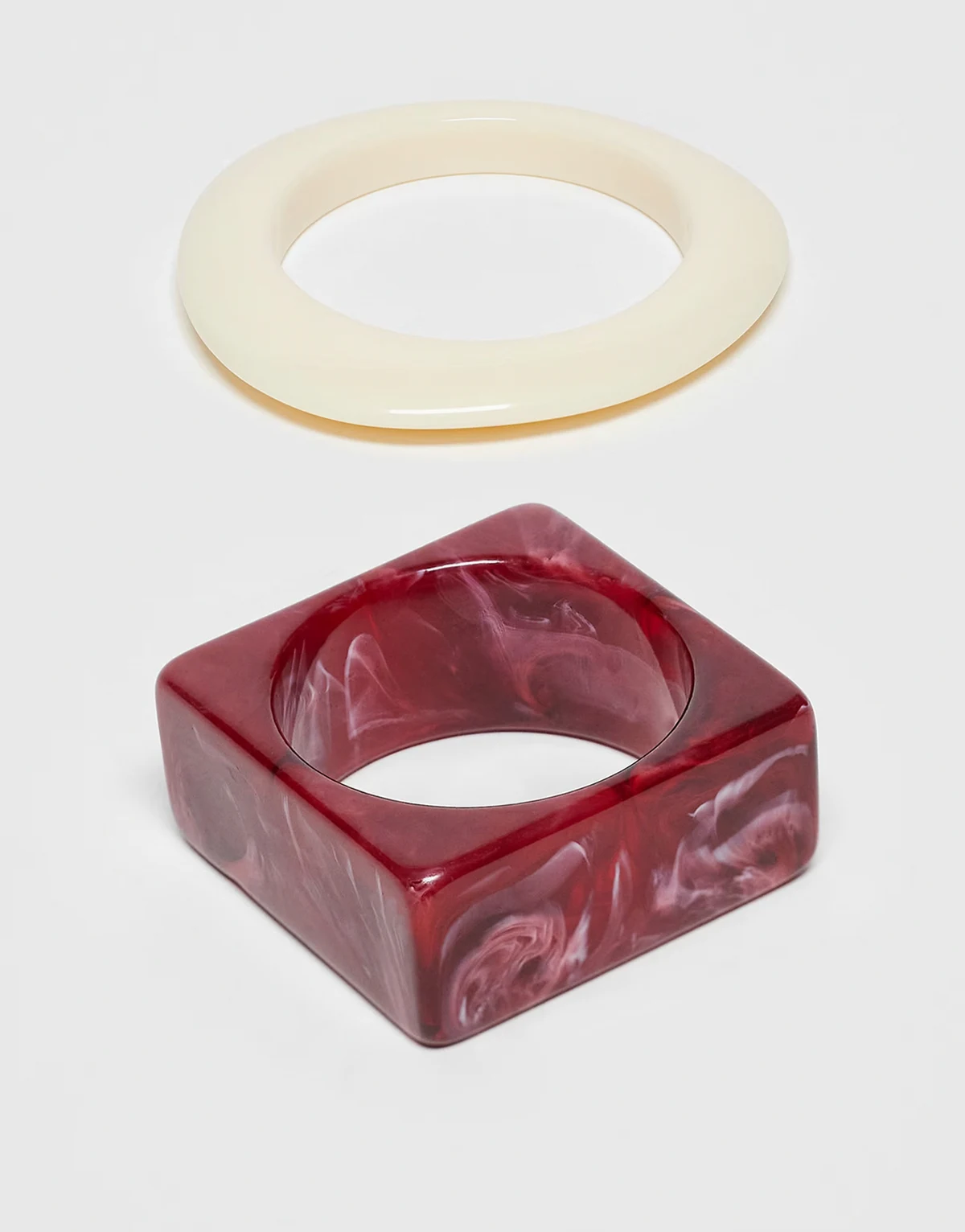 – Zestaw 2 bransoletek z tworzywa w różnych kształtach i kolorach