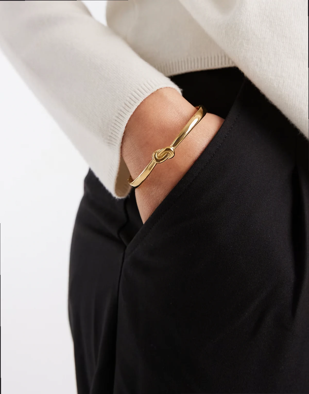 – Bransoletka ze stali nierdzewnej w odcieniu złota z ozdobnym węzłem