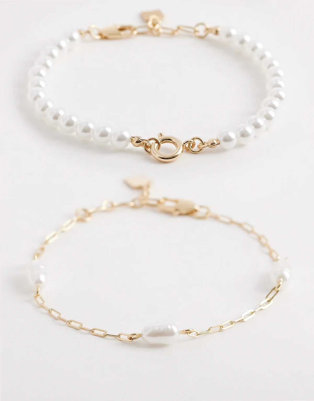 ASOS DESIGN Curve – 2er-Pack goldfarbene Armbänder mit Kunstperlen-Design