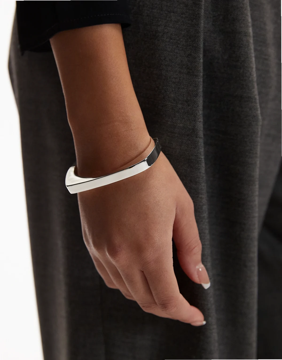 – Kwadratowa sztywna bransoleta w kolorze srebra