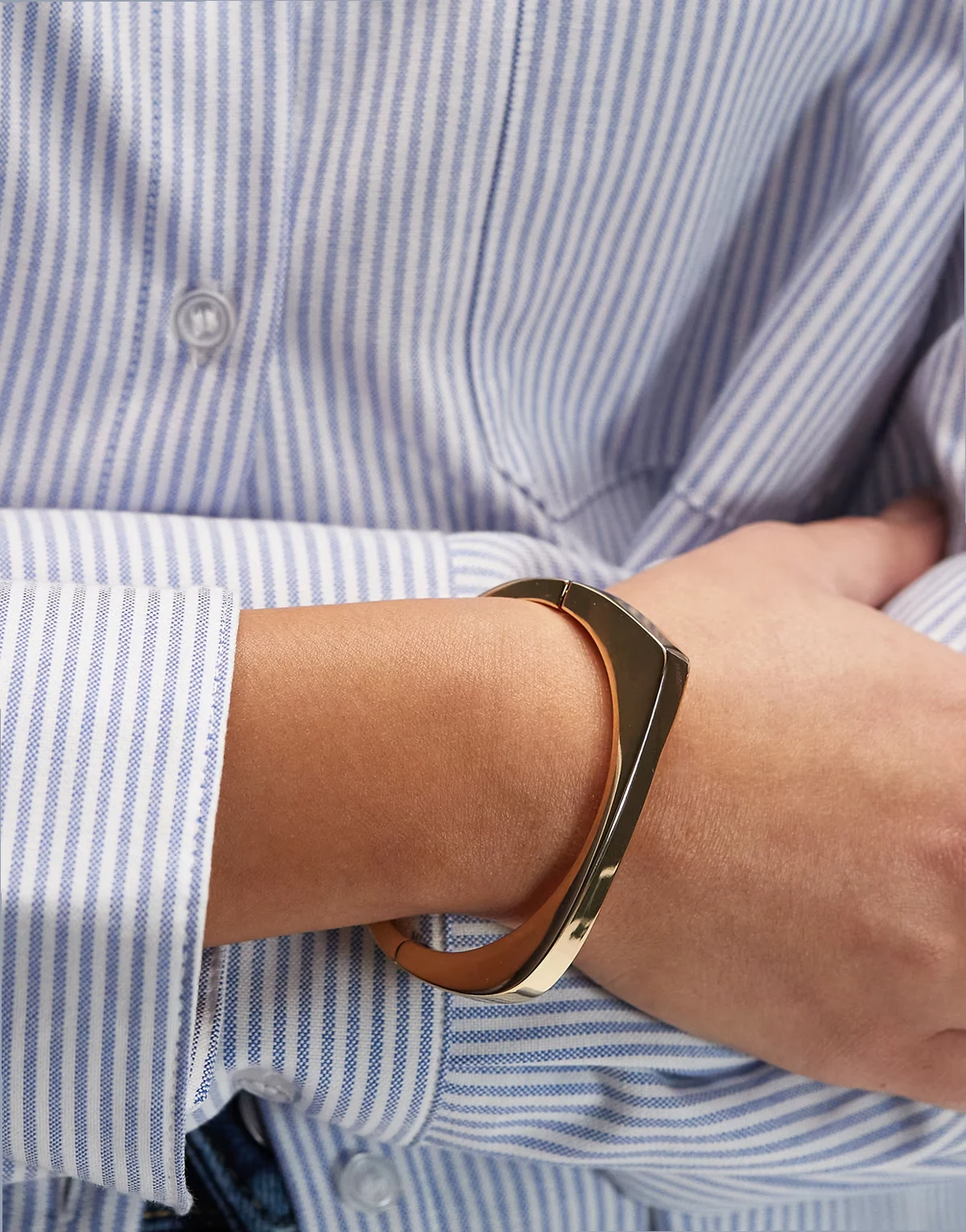 – Kwadratowa sztywna bransoleta w kolorze złota