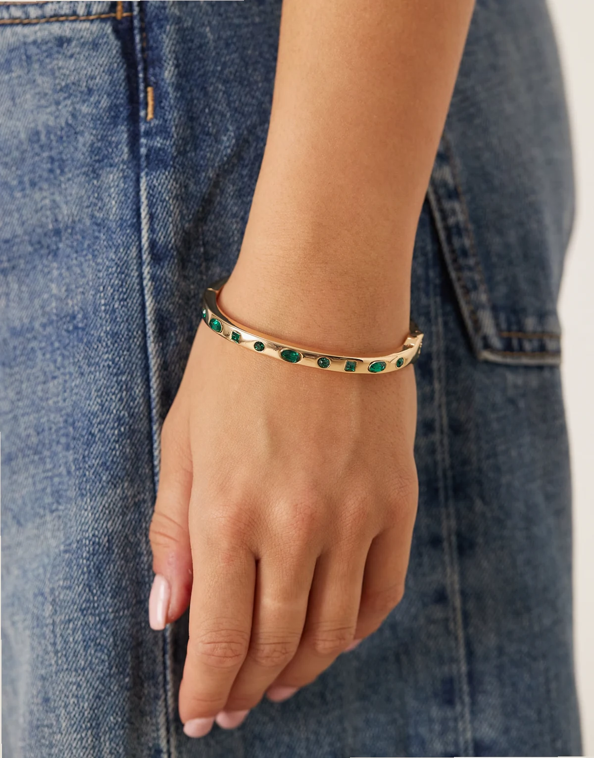 – Bransoleta w kolorze złota z zielonymi kamieniami