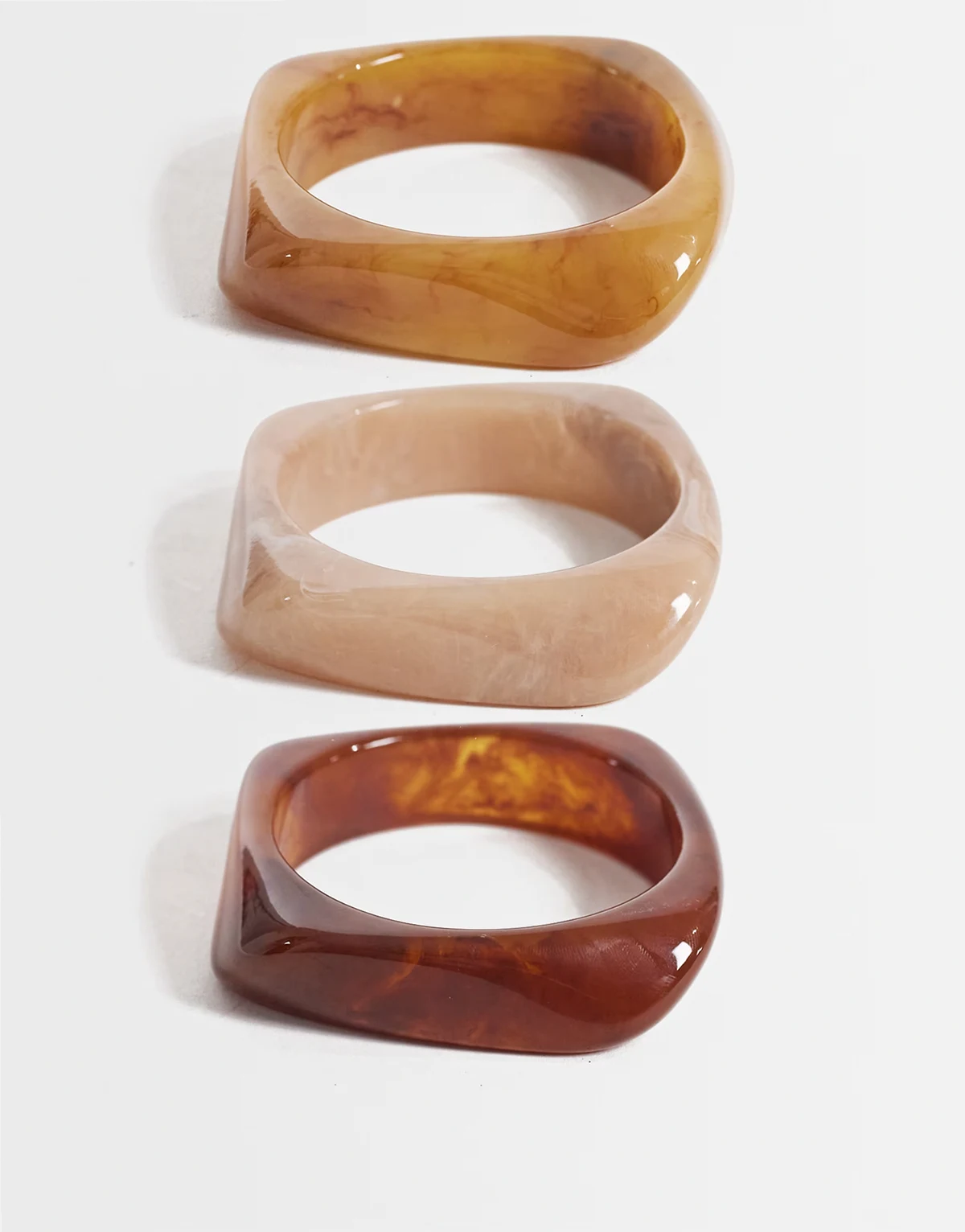 – Zestaw 3 bransoletek z tworzywa w odcieniach brązu