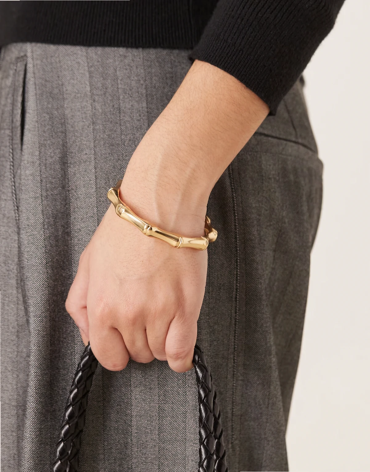 – Bransoletka przypominająca bambus w złotym kolorze z zapięciem