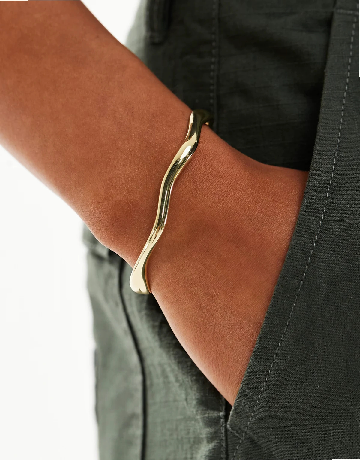 – Metalowa bransoletka w kolorze złota z efektem stopienia