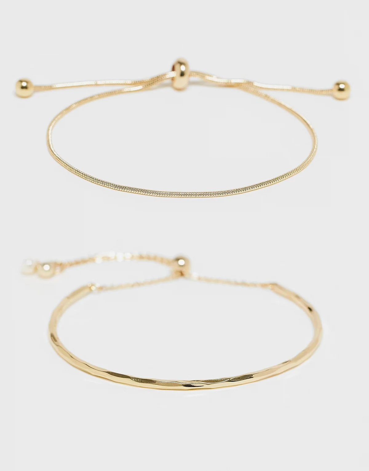 – Zestaw 2 bransoletek z minimalistycznym detalem w kolorze złota