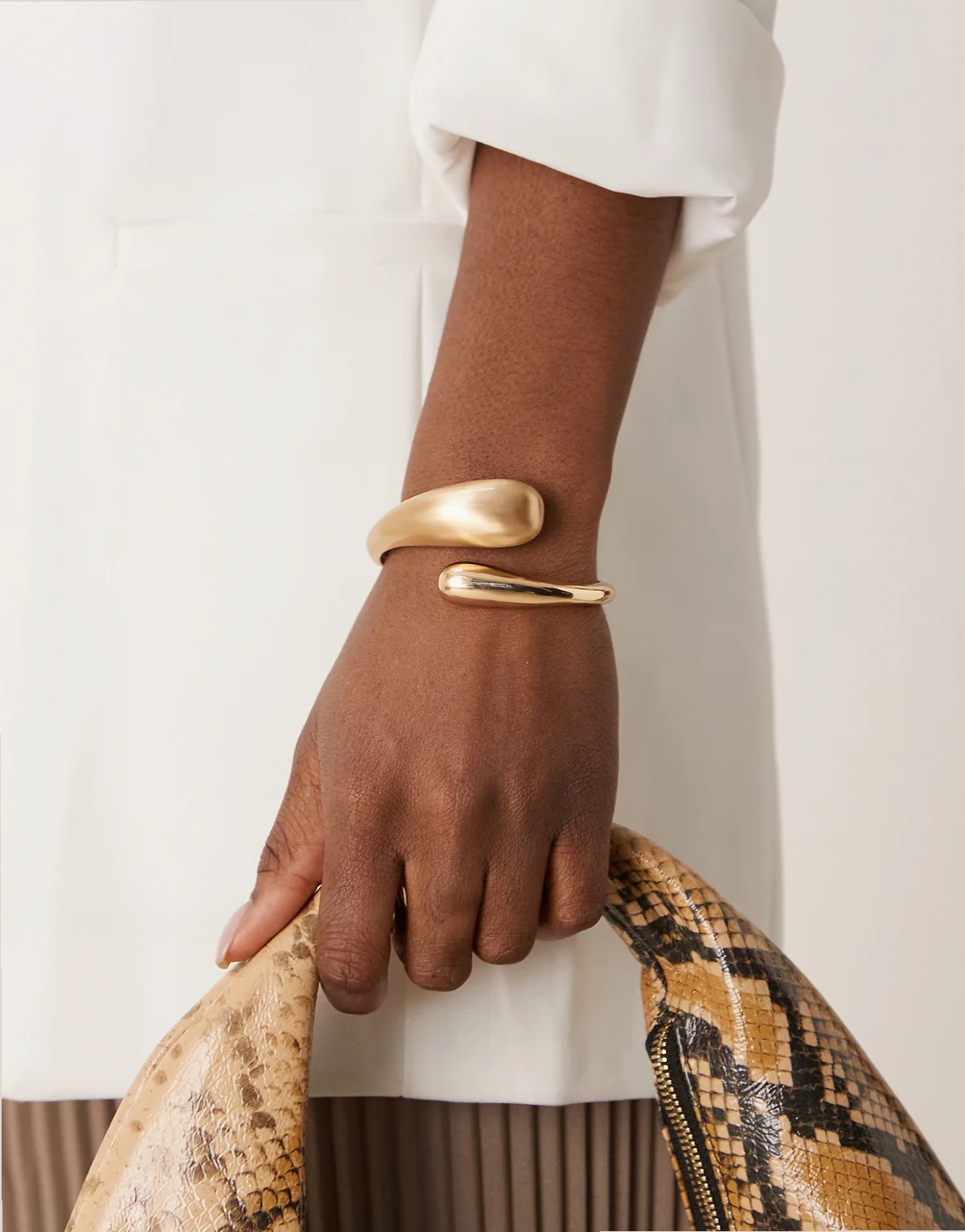 – Bransoleta mankiet z efektem stopienia w odcieniu błyszczącego i szczotkowanego złota