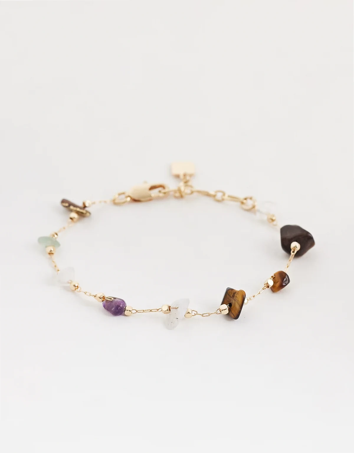 – Delikatna bransoletka łańcuszkowa w odcieniu złota z kolorowymi kamykami