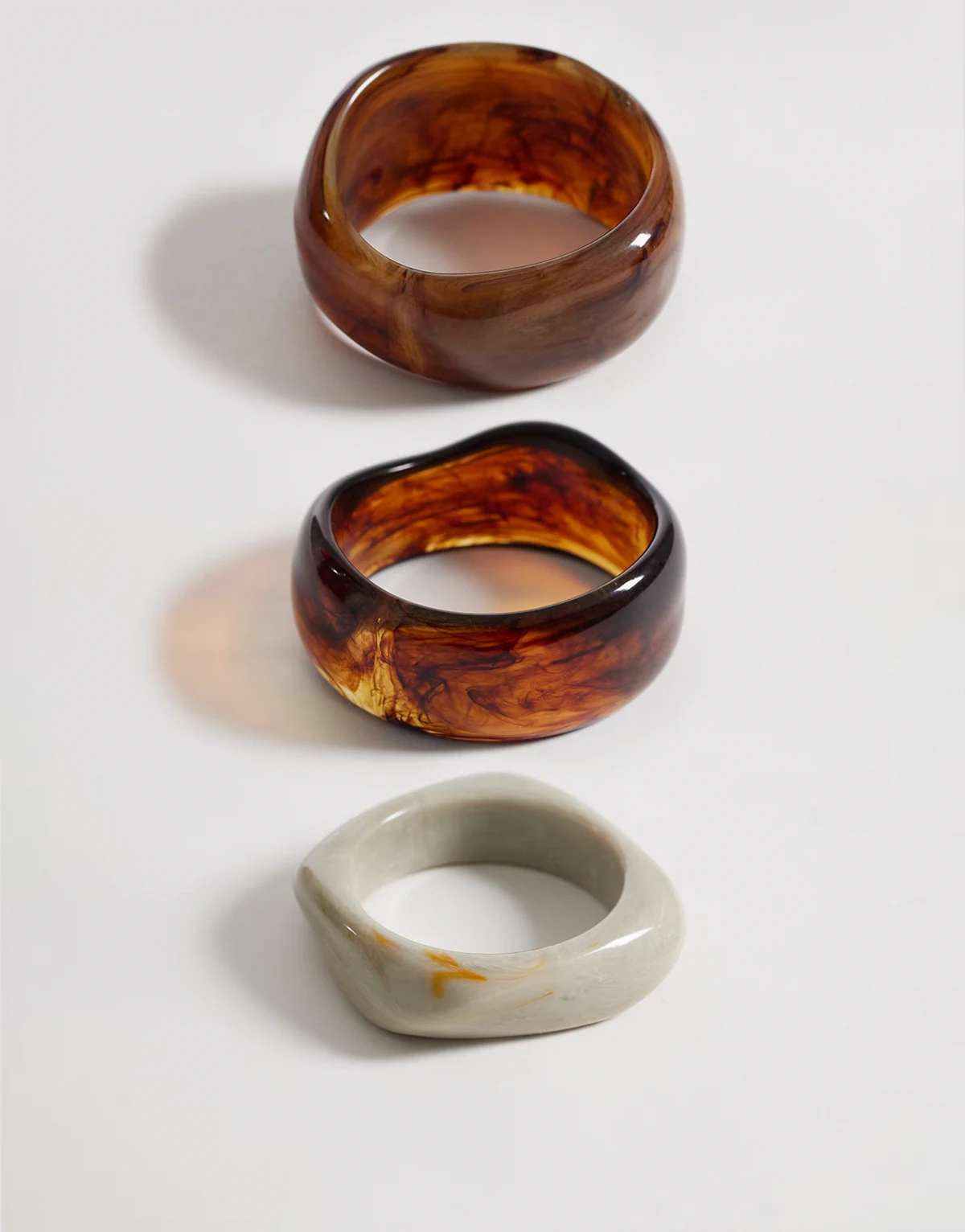 – Zestaw 3 bransolet z tworzywa w kolorach bursztynowym i brązowym