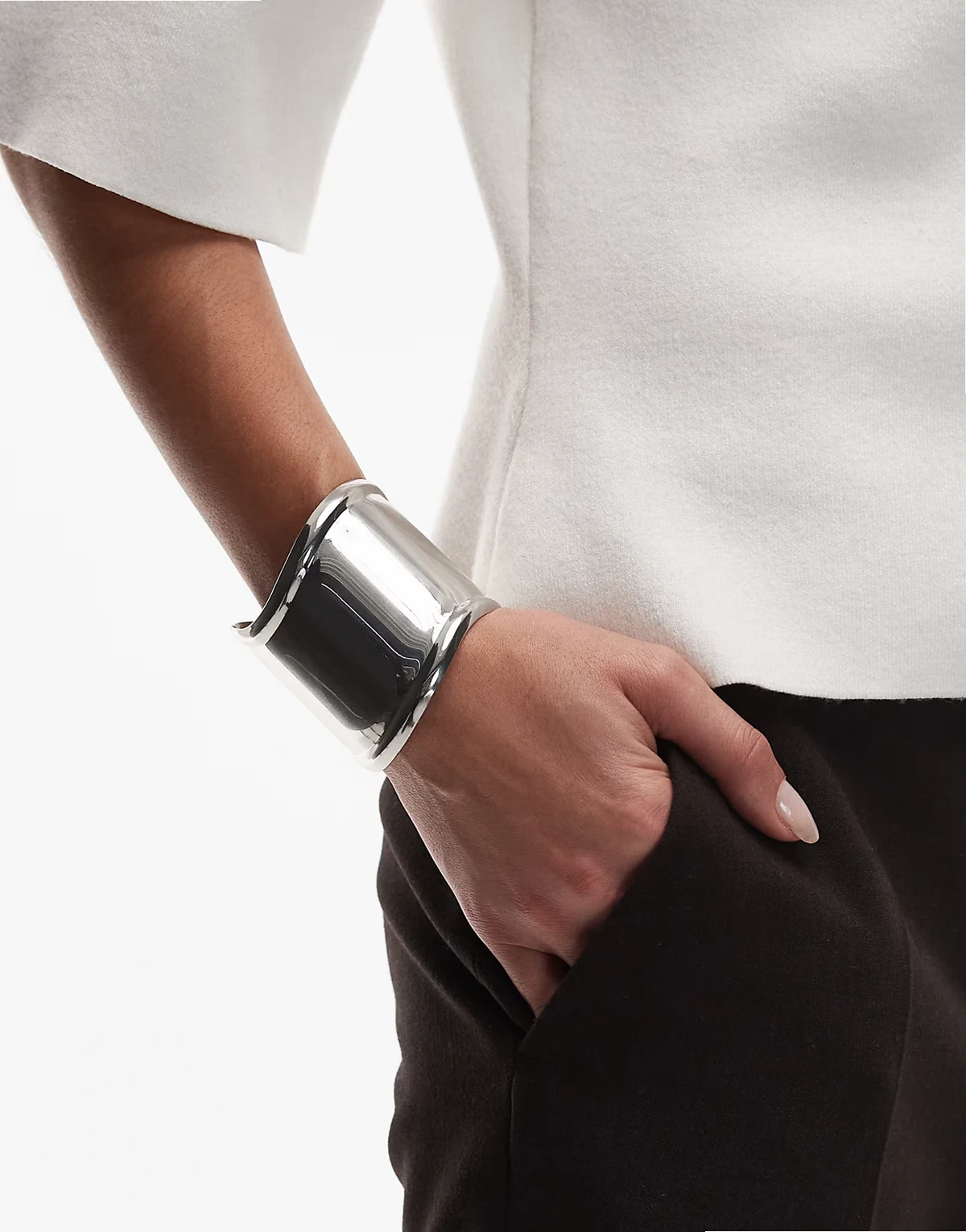 – Szeroka bransoleta mankiet w odcieniu srebra