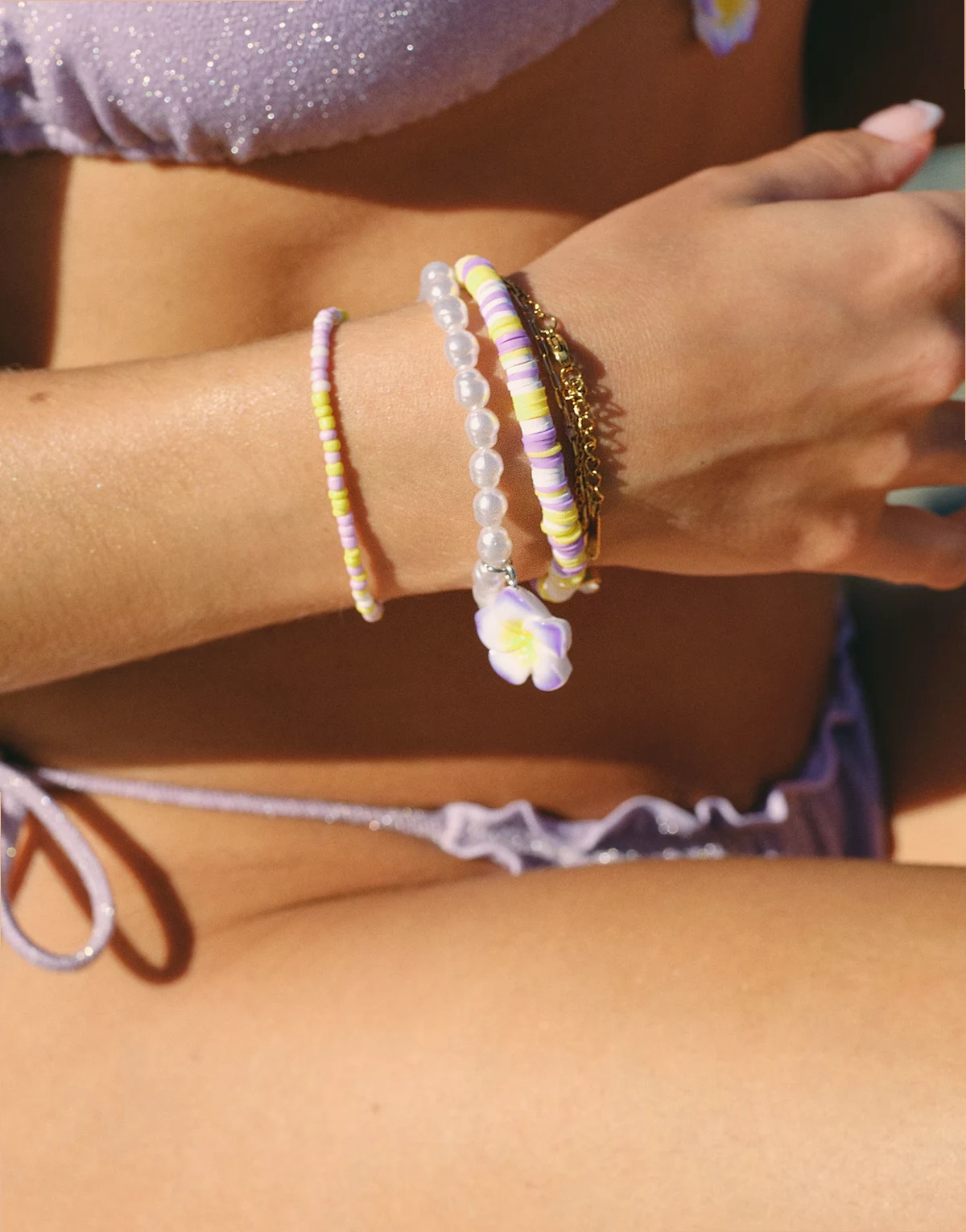 x Liv Silverman – Bransoletka z koralikami i zawieszką z kwiatem lotosu