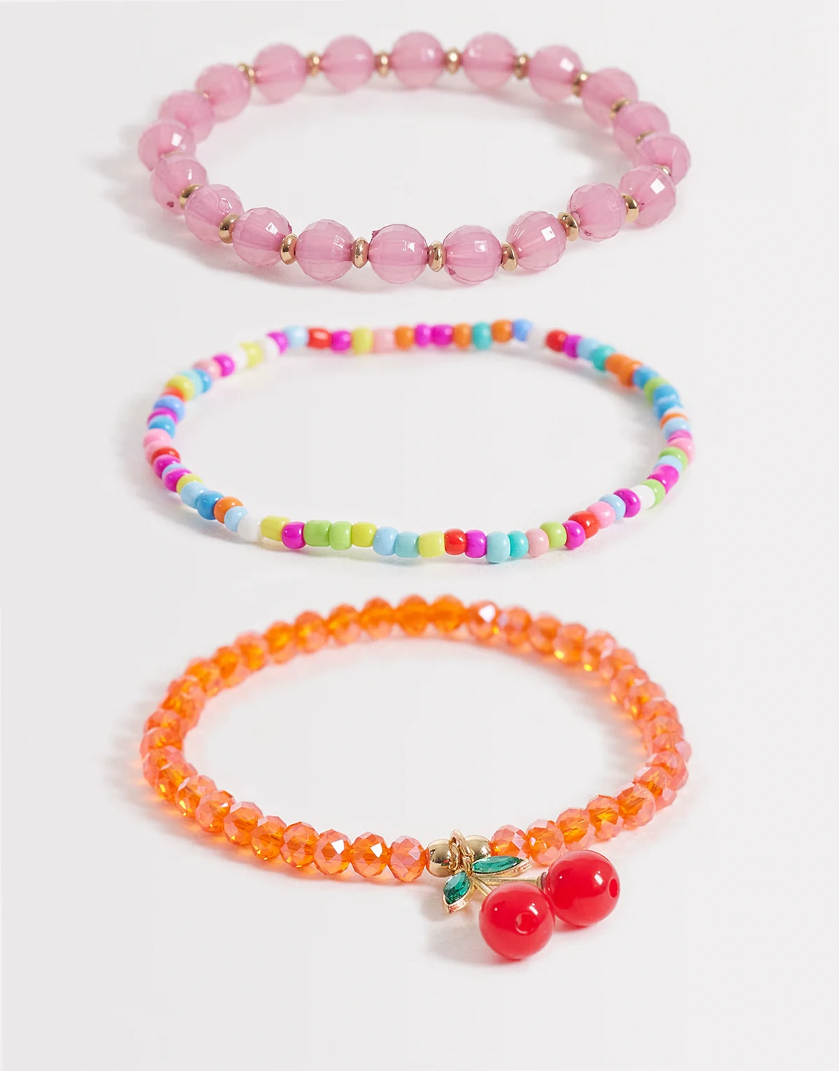 – Zestaw 3 bransoletek koralikowych w różnych kolorach z zawieszką w kształcie wisienek