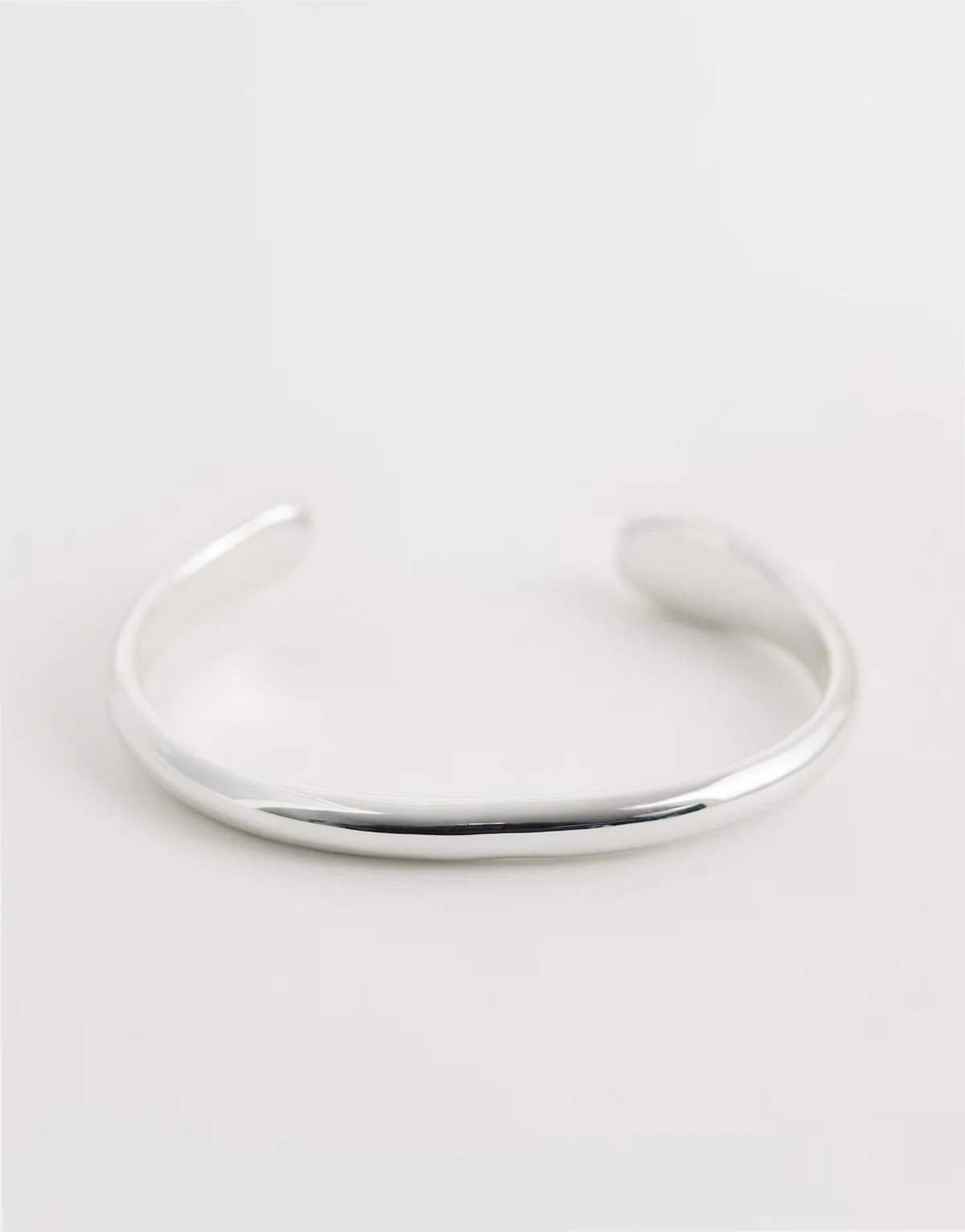 – Bransoleta w kolorze srebra