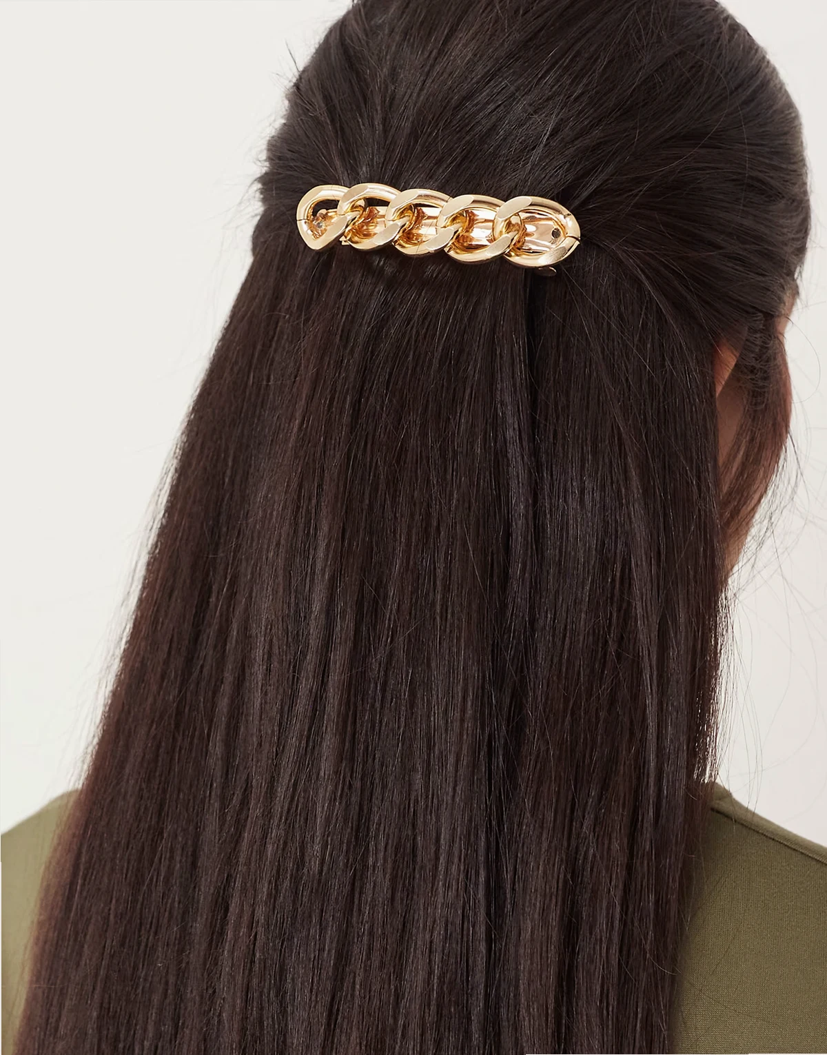 – Goldfarbene Haarspange im Kettendesign