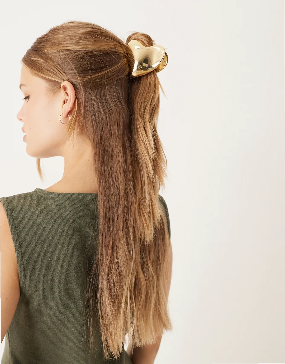 – Duża metalowa klamra do włosów w kształcie serca w odcieniu złota