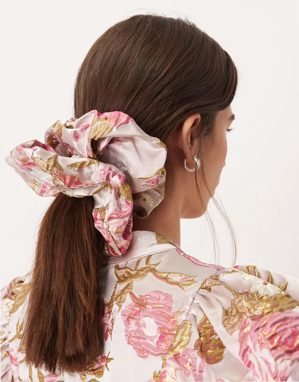 Dream Sister Jane – Almost Bloom – Scrunchie-Haargummi aus Jacquard in Rosa mit Blumenmuster