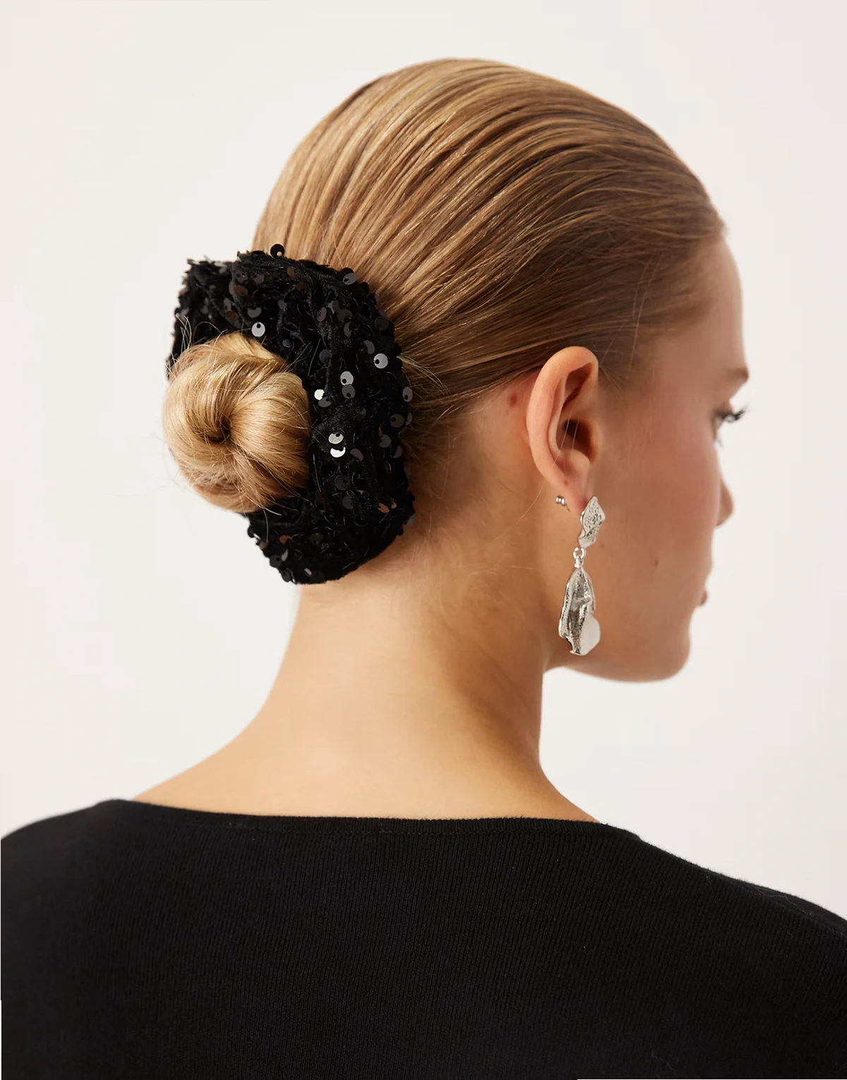 – Oversize-Scrunchie in Schwarz mit Paillettenbesatz