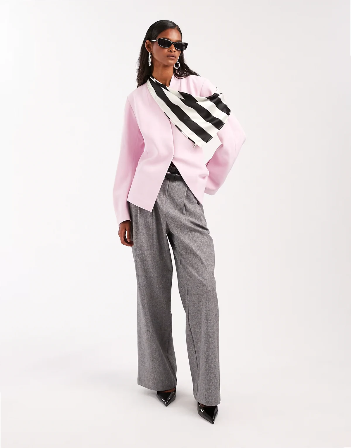 – Gestreiftes Kopftuch aus Satin in Schwarz