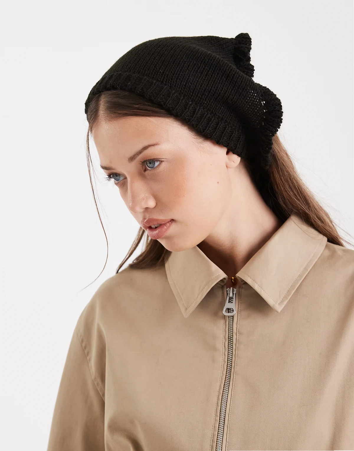 – Gestricktes Kopftuch in Schwarz mit Rüschen